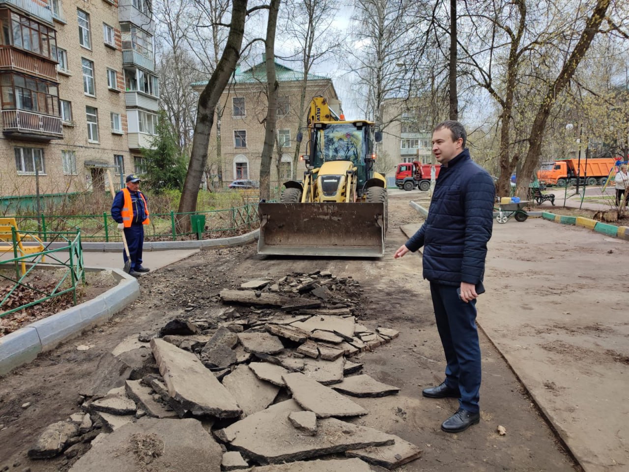 Замену асфальта во дворе на улице Гоголя в поселке Люберец завершат до 16  апреля | Администрация городского округа Люберцы Московской области